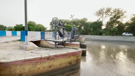 Rueda-De-La-Válvula-Del-Aliviadero-De-Agua-Para-Levantar-La-Presa-En-El-Río-Indo-En-Hyderabad,-Sindh