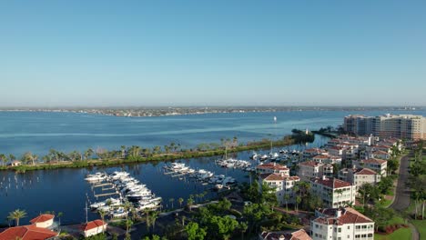 Toma-De-Drone-Panorámica-Hacia-La-Izquierda-Que-Muestra-El-Río-Entre-Fort-Myers-Y-Cape-Coral.