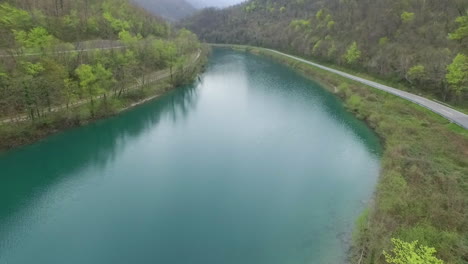 vista aérea del río soca. eslovenia