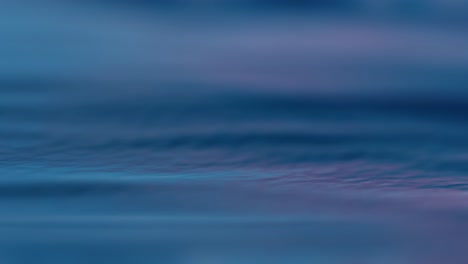 las profundas olas azules del mar fluyendo y rodando en un ritmo lento y calmante, un bucle sin fisuras de movimiento suave