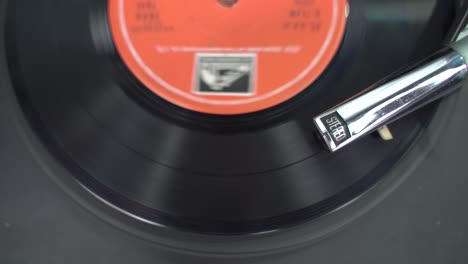 los discos de gramófono corren y se venden a lo largo de la carretera