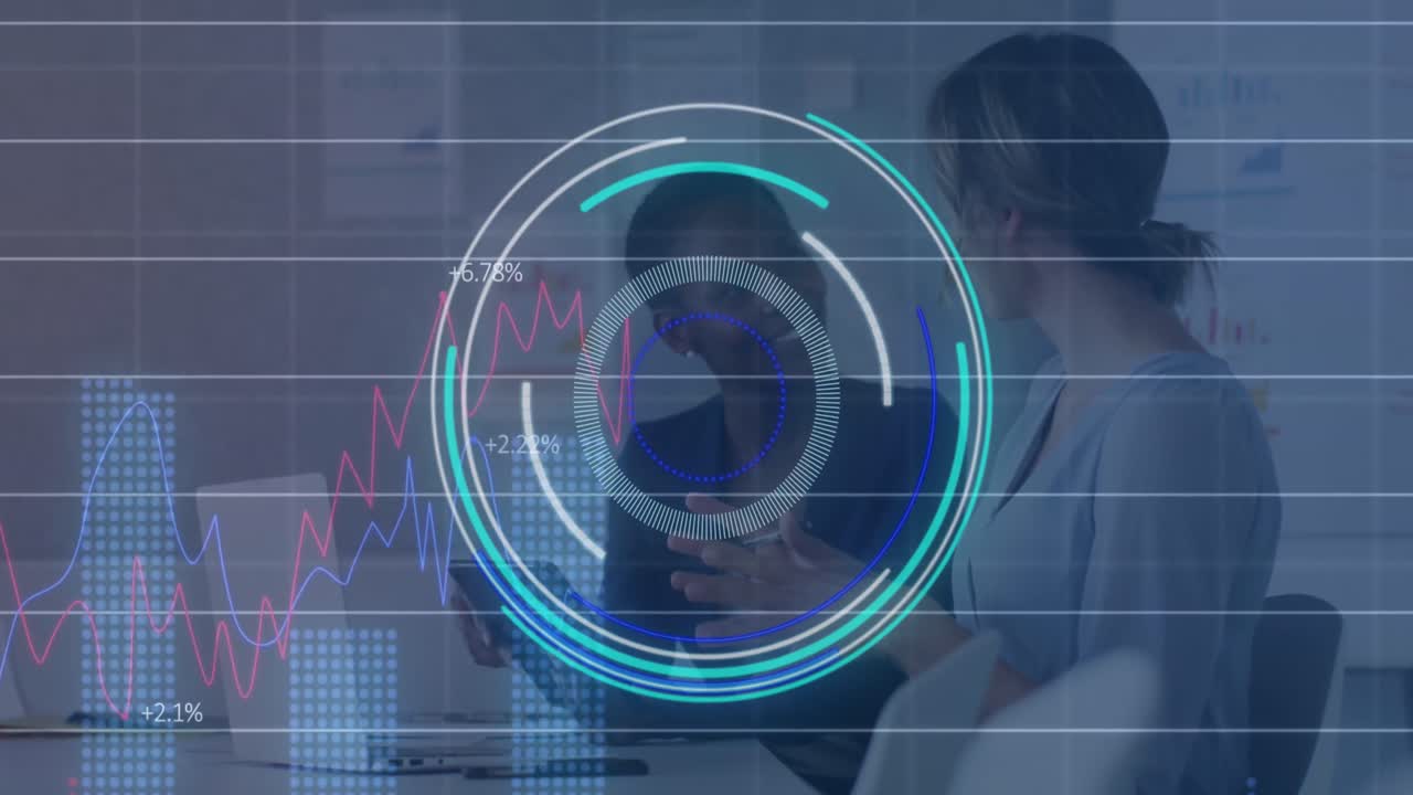animación de escaneo de alcance y procesamiento de datos sobre diversas personas de negocios.