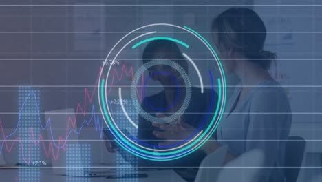 animación de escaneo de alcance y procesamiento de datos sobre diversas personas de negocios.