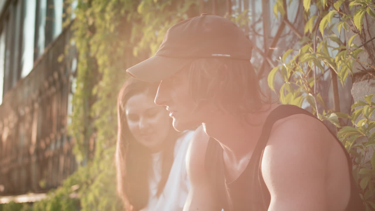 друзья разговаривают на открытом воздухе.