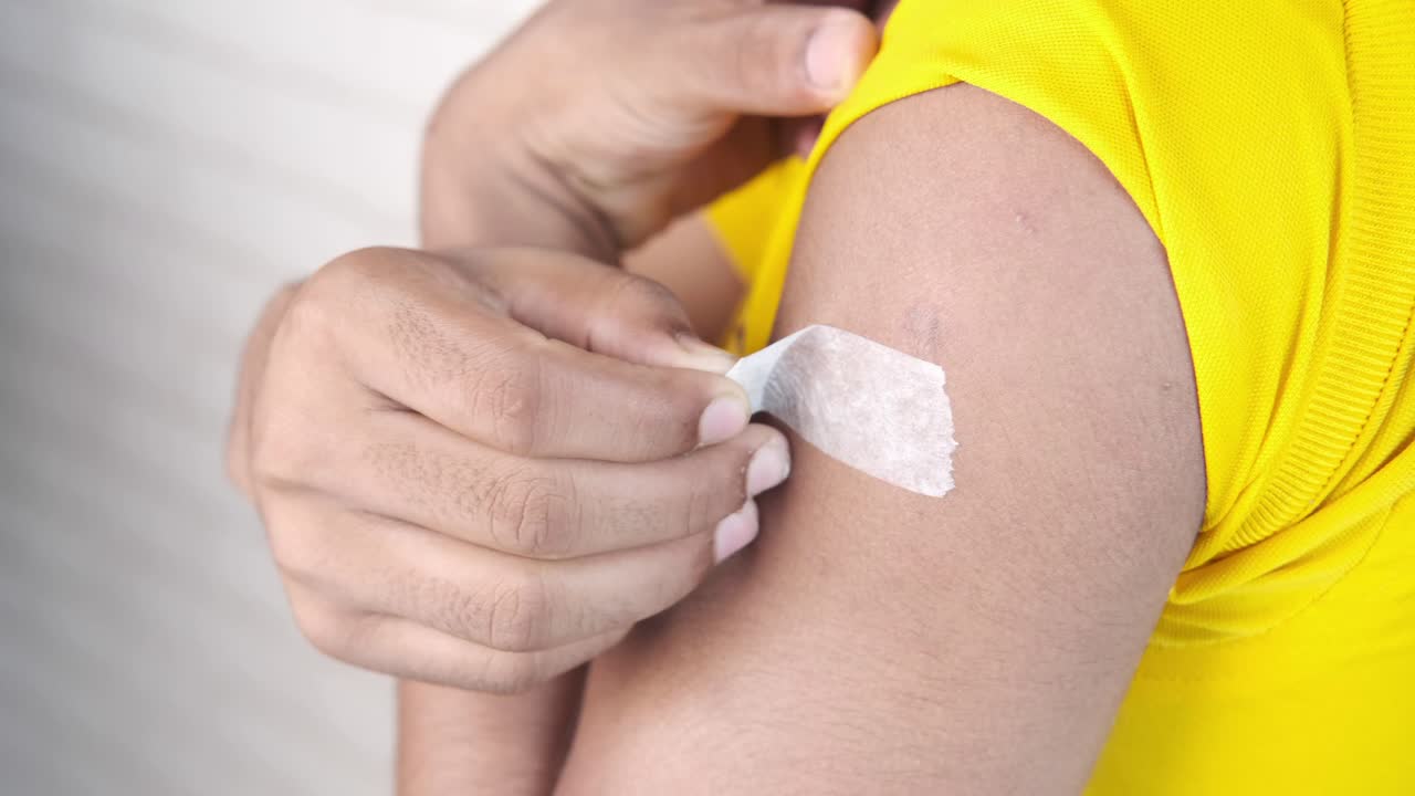 Applicazione di una benda sul punto di vaccinazione