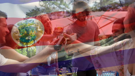 video compuesto de agitar la bandera de costa rica sobre diversos amigos brindando bebidas almorzando en el parque