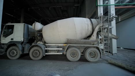 der betonmischer in der industrieanlage. die bauherren bauen eine fabrik, einen hangar.