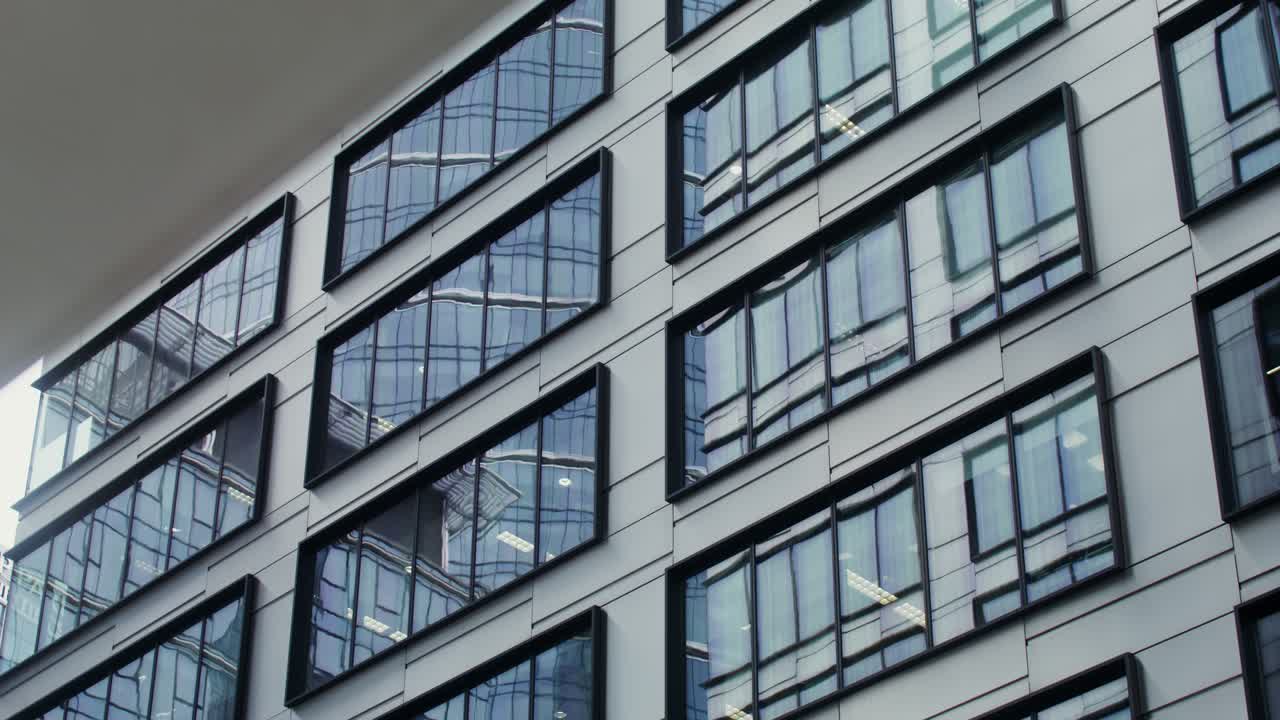 fachada de un edificio de oficinas moderno