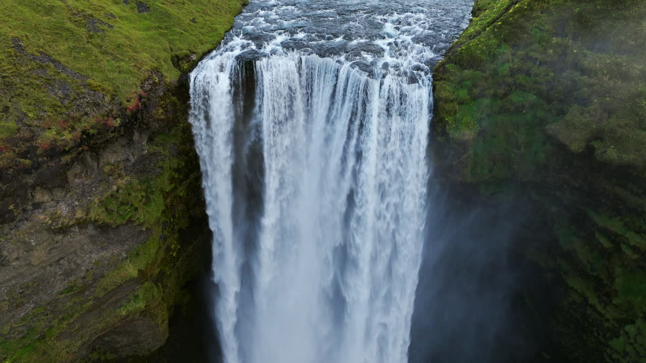 catarata skogafoss en el paisaje natural pintoresco de islandia - fotografía aérea de un dron