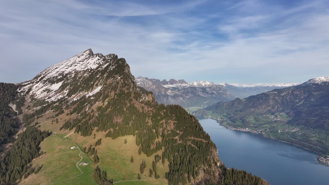 pico cubierto de nieve junto al lago walensee, suiza - panorámica aérea