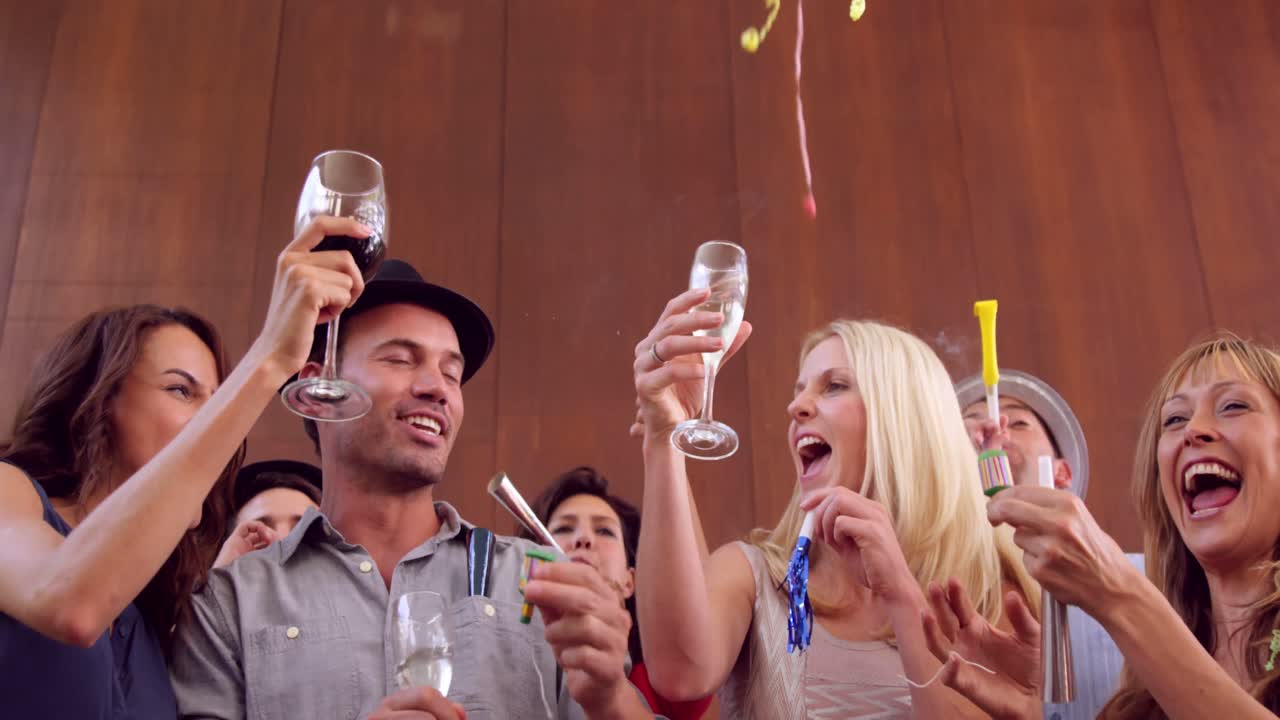 파티 를 하는 친구 들 의 모임