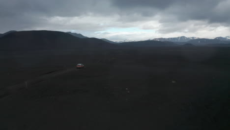 Drohnenansicht-Geländewagen-Offroad-In-Der-Schwarzen-Vulkanwüste-Lakagigar-Im-Isländischen-Skaftafell-Nationalpark.-Birds-Eye-4x4-Fahrzeug,-Das-Auf-Schwarzem-Lavagelände-Im-Isländischen-Hochland-Beschleunigt.-Abenteuer-Und-Erkundung