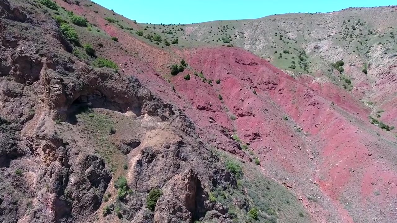 Vue aérienne des pentes de la montagne de roche rouge
