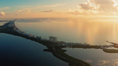 hermoso atardecer sobre playa del carmen, quintana roo - mexico