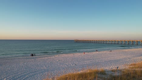 Drohne-Fliegt-über-Einen-Pfad-Aus-Meerhafer-Und-Smaragdgrünen-Wasser-Weißen-Sandsanden-Des-Golfs-Von-Mexiko-Bei-Sonnenaufgang-Sommertag