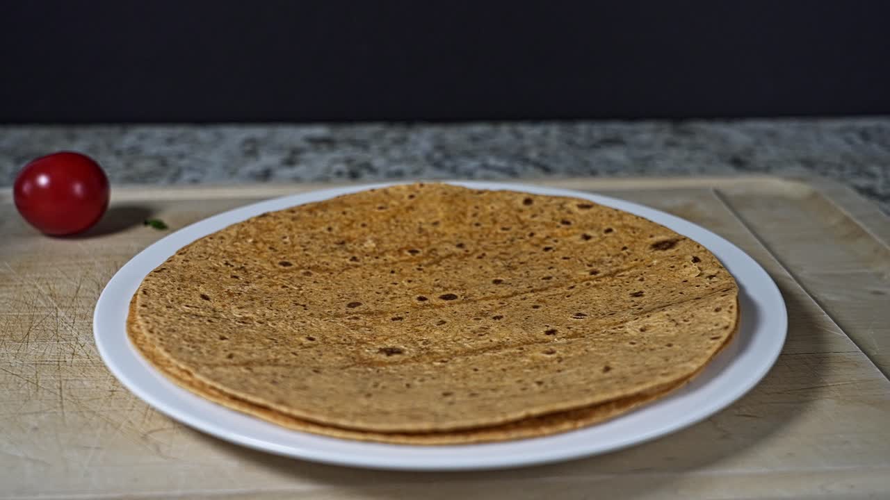 Preparing simple flat breads filled with a delicious mixture. Enjoy making this dish at home. Time lapse video