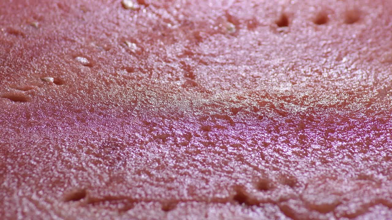 pulpa roja de sandía girando sobre un fondo negro