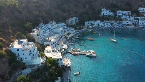 Barcos-Y-El-Pintoresco-Pueblo-De-Loutro-En-Creta,-Grecia---Toma-Aérea-De-Drones