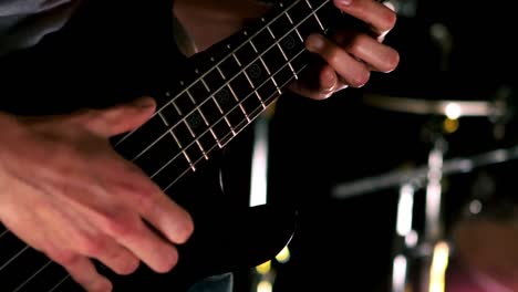 primer plano del hombre tocando el bajo
