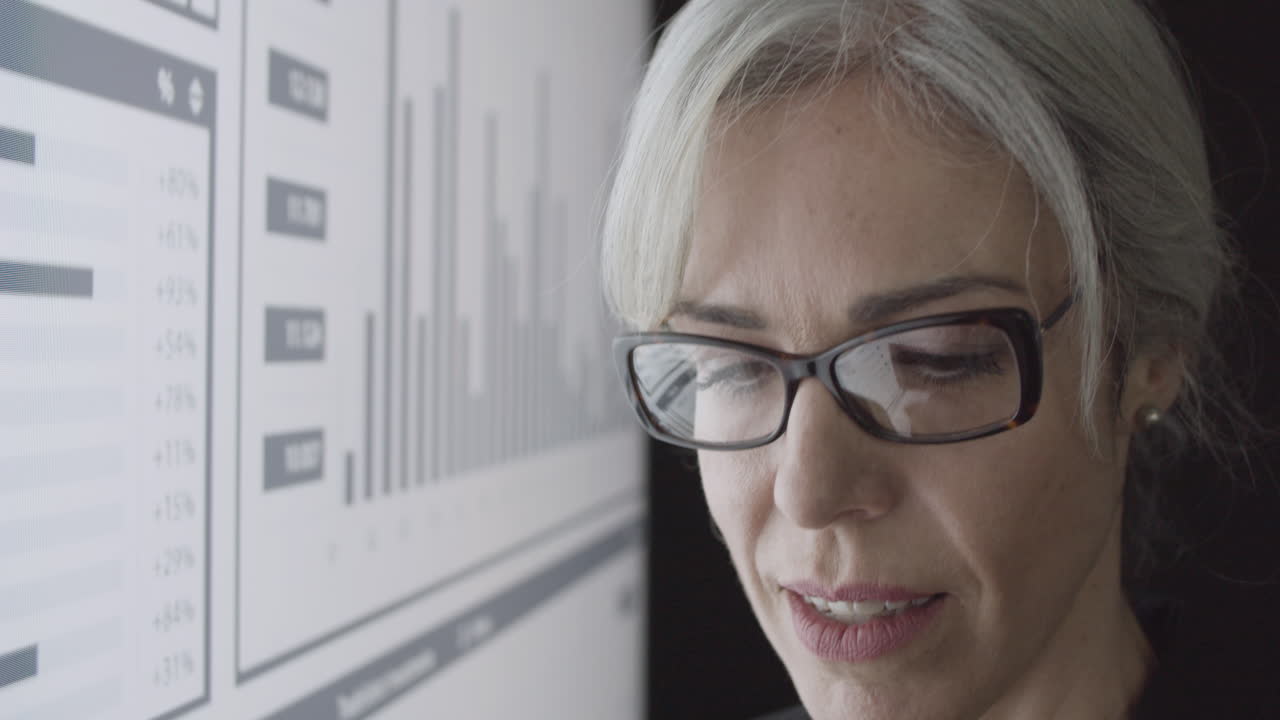 mujer comerciante satisfecha sonriendo mientras analiza el informe financiero