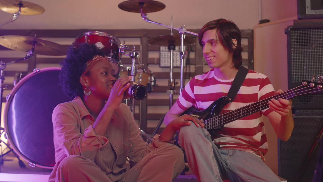 녹음 스튜디오 1에서 연습하는 다민족 친구