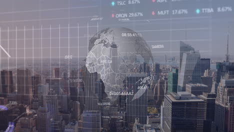 animación de globo giratorio, estadístico, procesamiento de datos del mercado de valores sobre una vista aérea del paisaje urbano