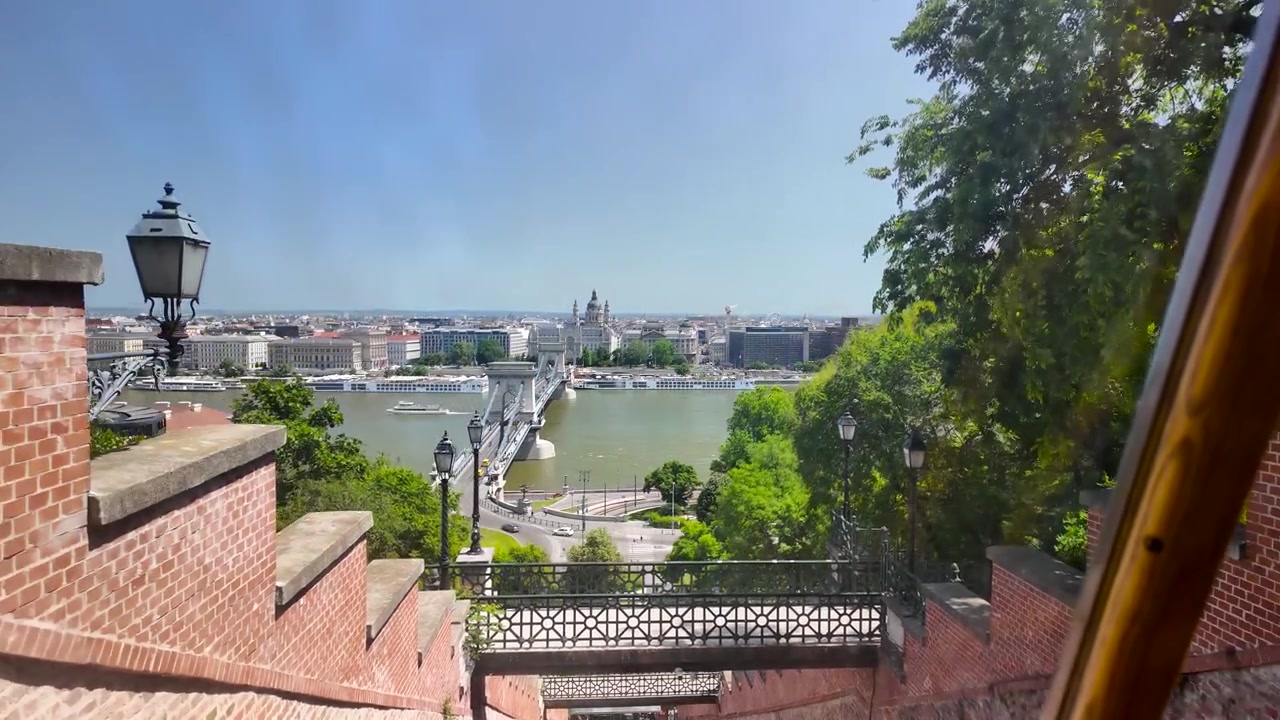 Vista dalla Funicolare del Castello di Buda che si affaccia sul fiume Danubio, sui ponti e sul lato Pest di Budapest durante una salita panoramica alla Collina del Castello in Ungheria.