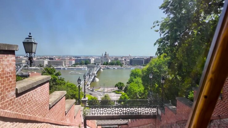 Vista dalla Funicolare del Castello di Buda che si affaccia sul fiume Danubio, sui ponti e sul lato Pest di Budapest durante una salita panoramica alla Collina del Castello in Ungheria.