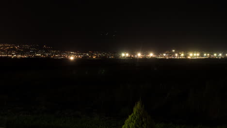 Zeitraffer-Des-Verkehrs-Auf-Der-Straße-Und-In-Der-Nachtstadt