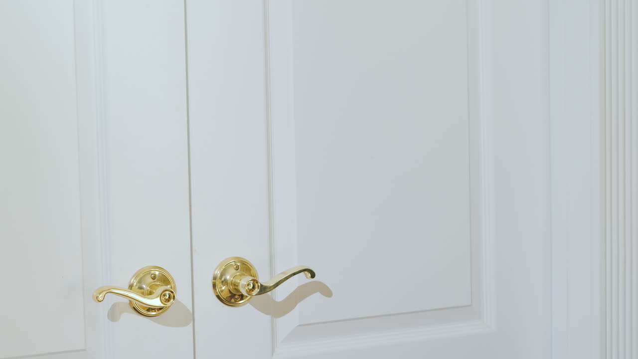 el camarero trae un desayuno continental en una bandeja al huésped del hotel