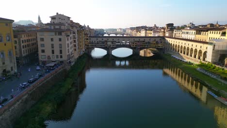 Perfekter-Flug-Von-Oben-Aus-Der-Luft,-Mittelalterliche-Brückenstadt,-Fluss-Florenz,-Toskana,-Italien