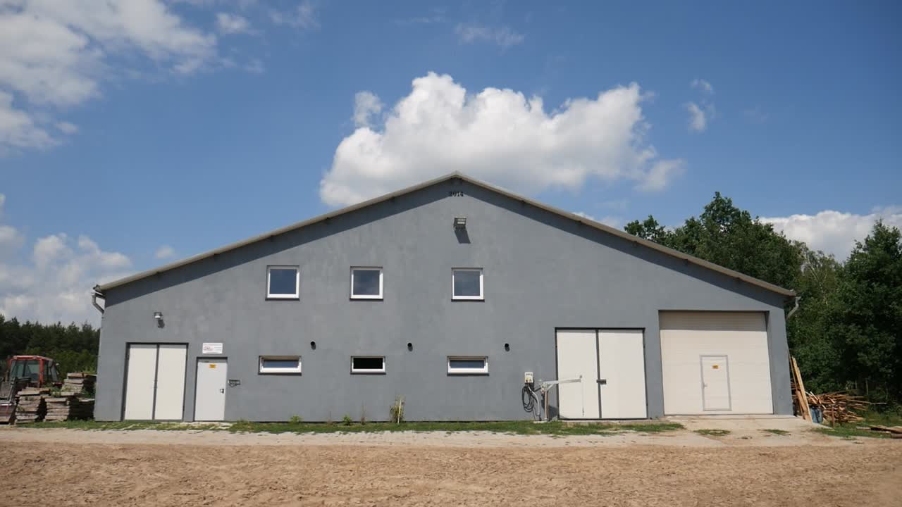 solo un establo parado solo en el día soleado