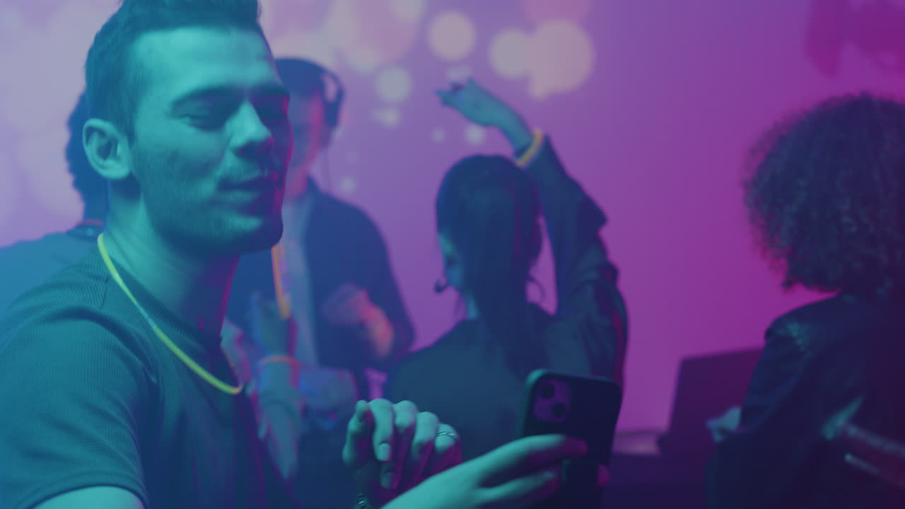 hombre disfrutando de la fiesta