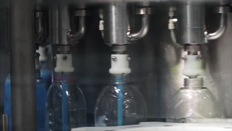máquina automática de llenado y tapado de botellas en funcionamiento