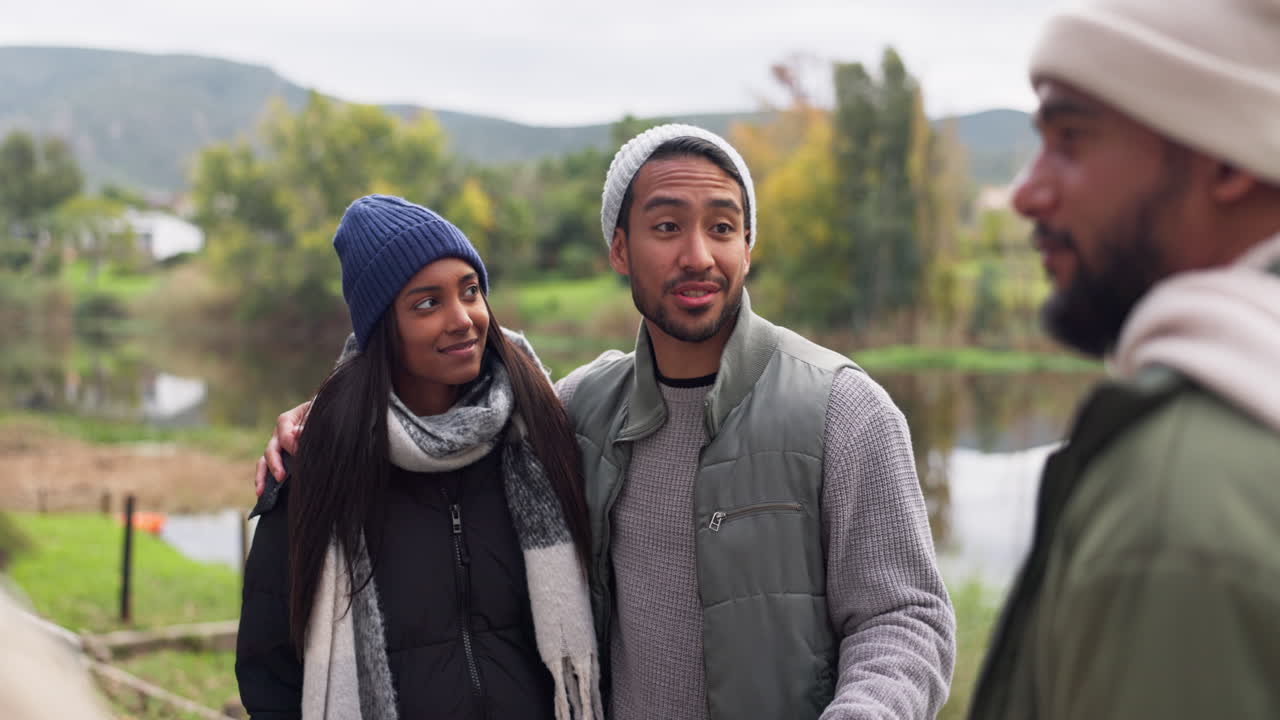 캠핑, 포옹 또는 휴가에 행복한 친구 커플