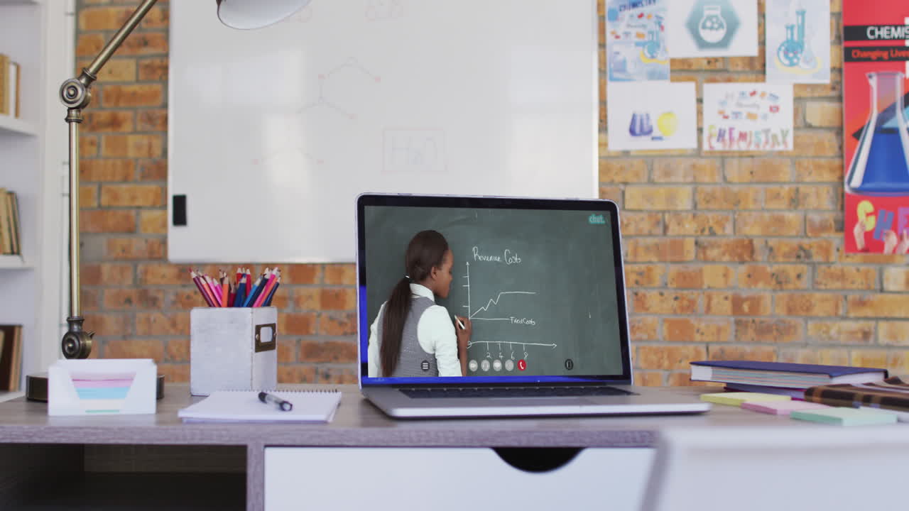 maestra biracial mostrada en la pantalla de la computadora portátil durante una llamada de video
