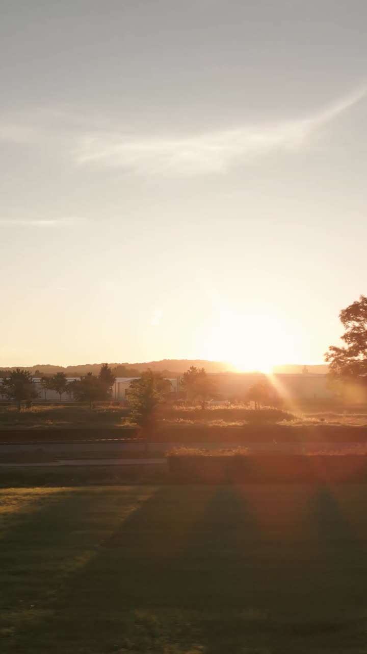 La puesta de sol sobre el paisaje rural