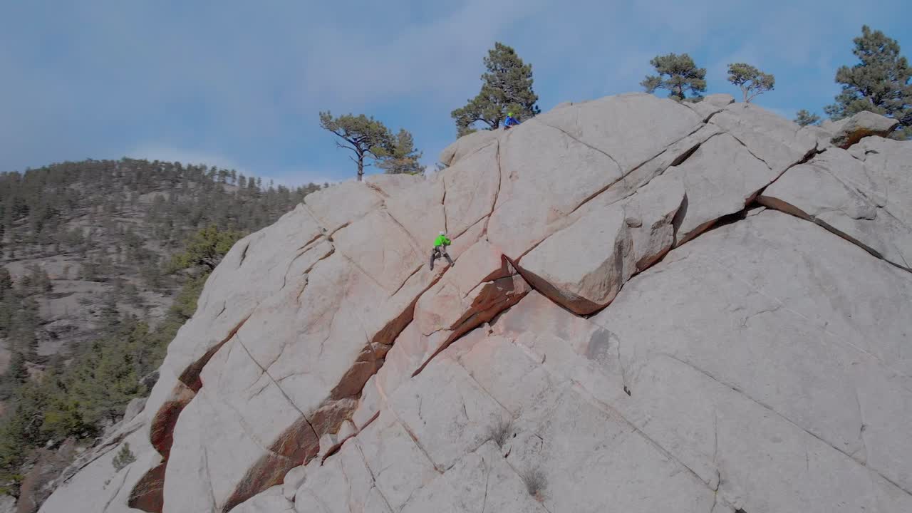 볼더 콜로라도의 언덕 옆에 있는 암벽 등반가
