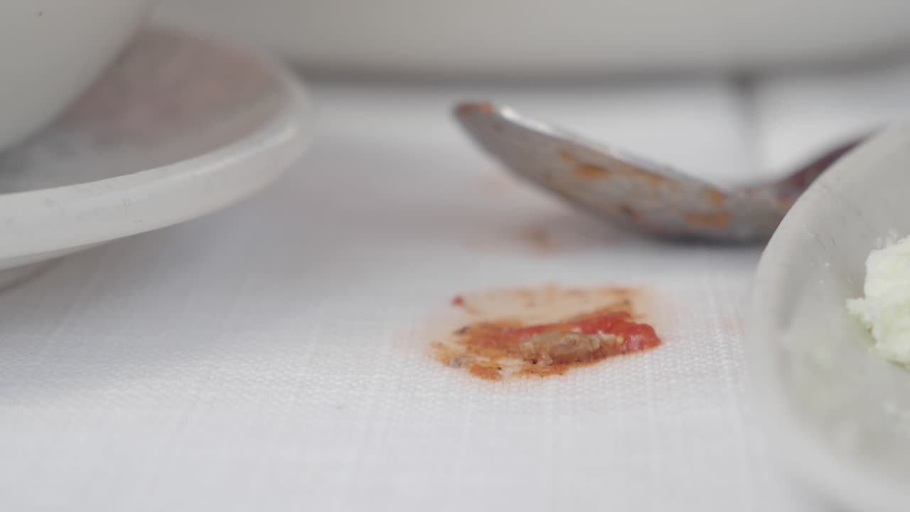 comida derramada en la mesa