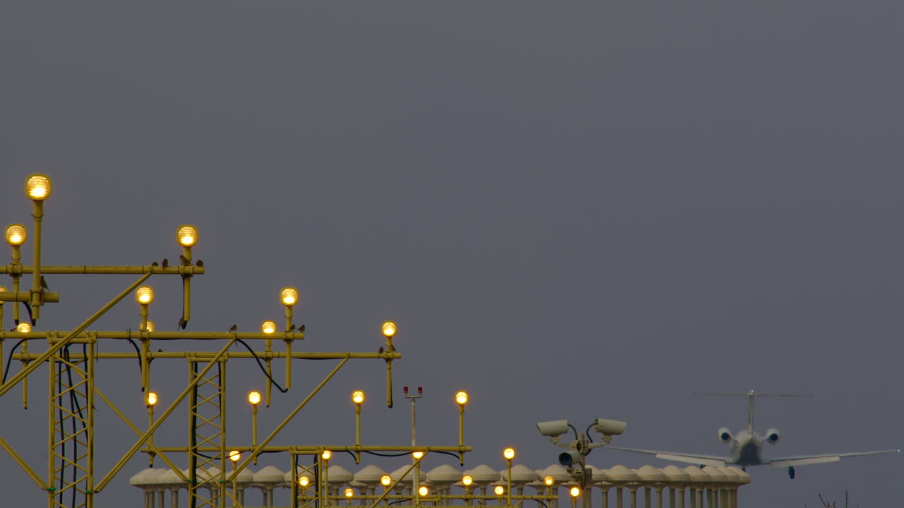 밤에 착륙하는 비행기