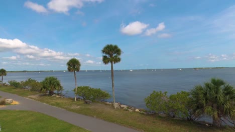 Indian-River-In-Der-Nähe-Der-Stadt-Titusville-Florida-An-Einem-Schönen-Morgen-Mit-Palmen-Und-Wolken