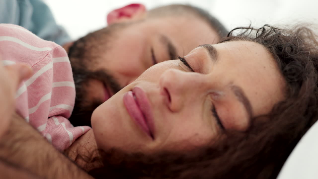 pareja, durmiendo y cama feliz acurrucarse juntos
