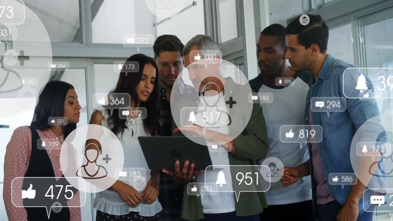 프로필 및 알림 아이콘의 애니메이션 다양한 남자 동료에게 전략을 설명