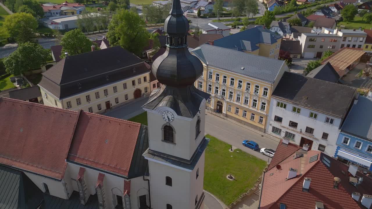 마을 교회 벨 타워 매끄러운 공중  ⁇ 보기 비행 마을 heidenreichstein의 교회, 오스트리아 유럽의 도시, 2023 년 여름 날