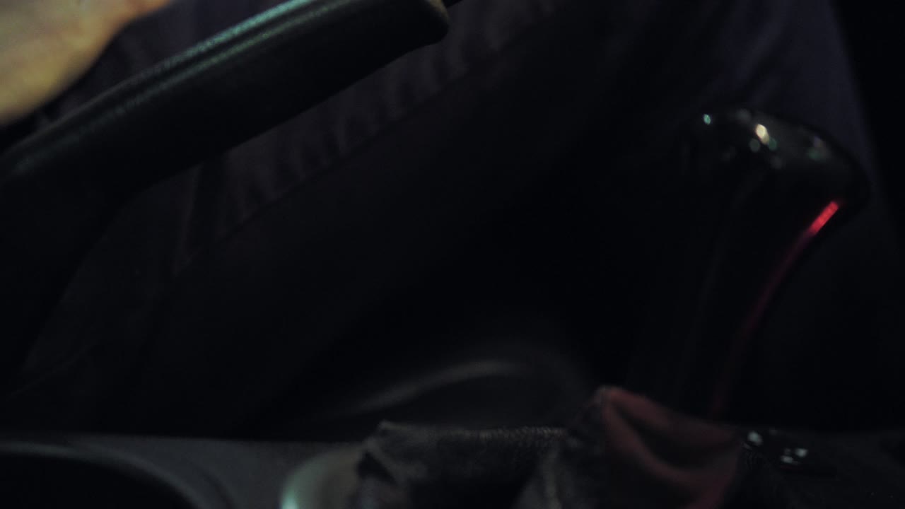 близко к руке на ручной ручке переключения передач