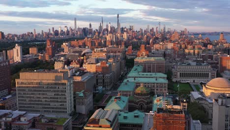 Vista-Aérea-Sobre-El-Barrio-De-Morningside-Heights-De-Manhattan,-Nyc-En-La-Hora-Dorada-Del-Amanecer