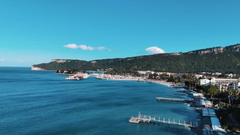 Vista-Por-Drones-De-La-Ciudad-De-Kemer-En-Antalya,-Ciudad-Turística-En-La-Costa-Mediterránea-De-Turquía