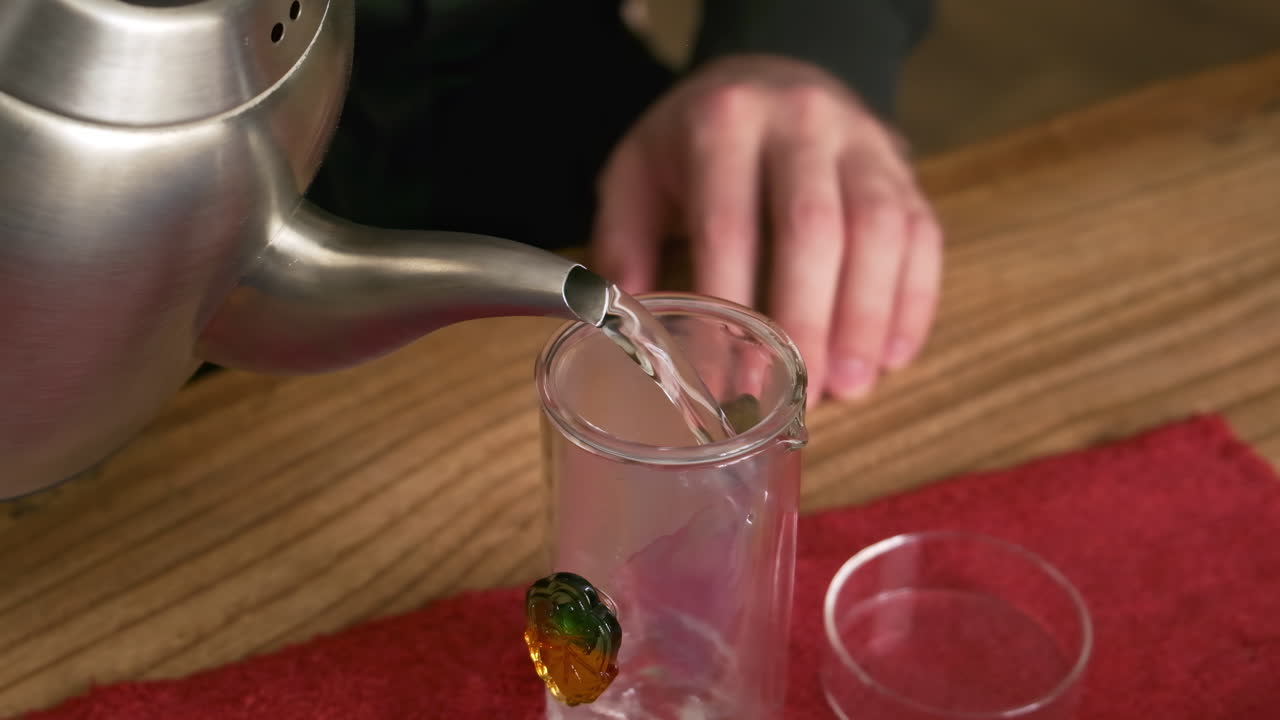 차 잔 에 뜨거운 물 을 부어 넣는 것