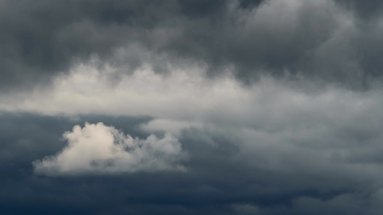폭풍우와 함께 아름다운 어두운 극적인 하늘 비가 오기 전에 시간 경과