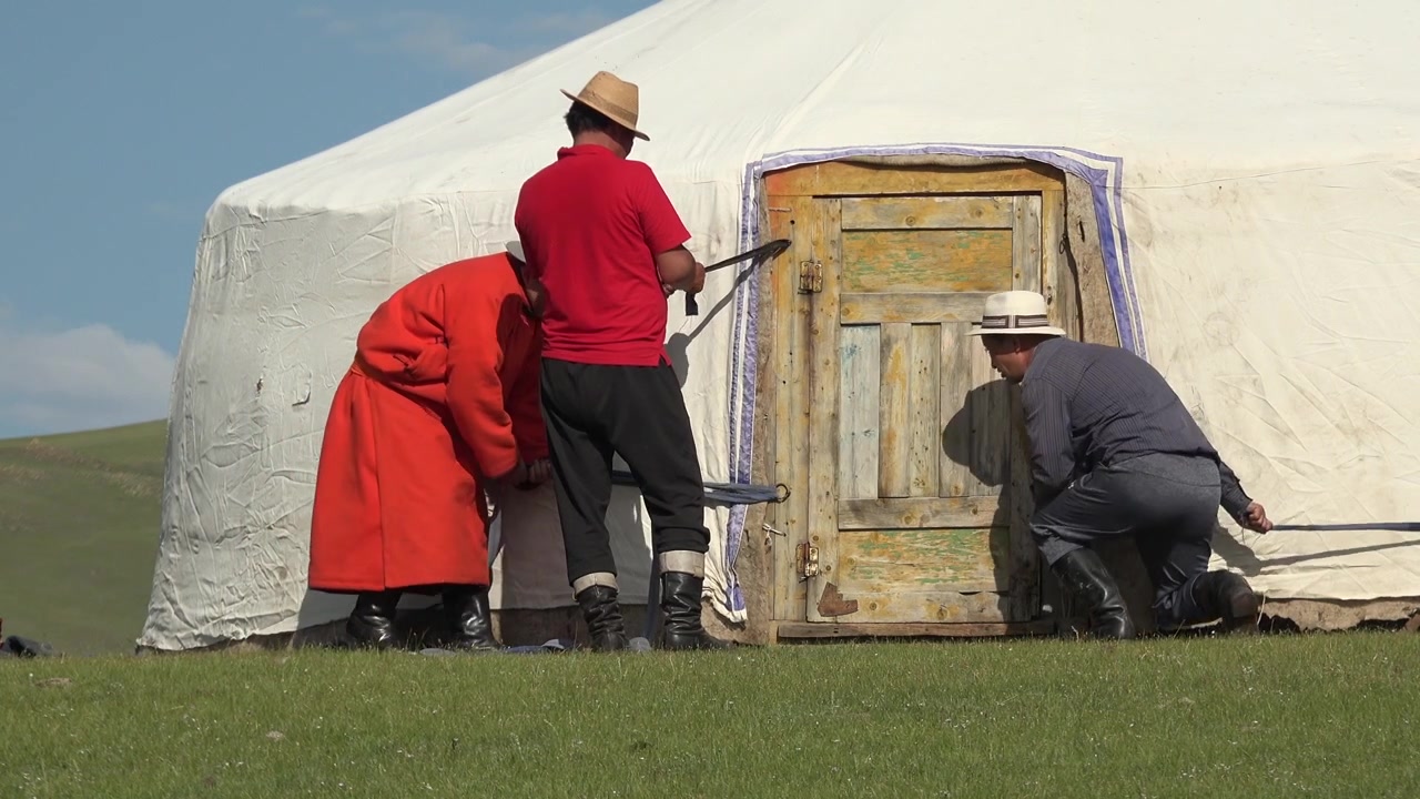 Mongoliska nomader sätter upp ett traditionellt gertält